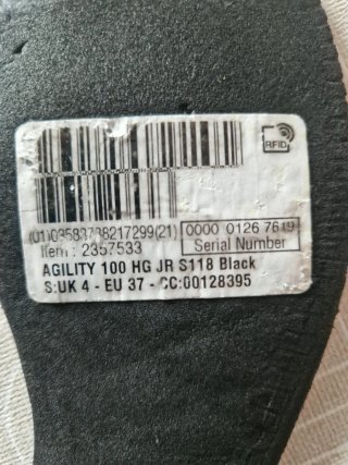 Botas de fútbol multitaco negras y rojas