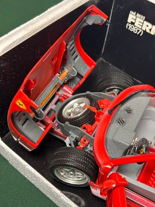 Bburago Ferrari F40 (1987) 1:18 Die-Cast rossa