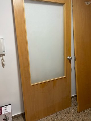 Puerta de madera con cristal