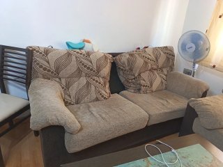 Sofá de tela beige y marrón
