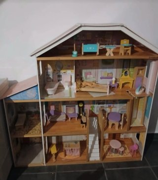Casita de muñecas de madera