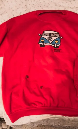 Sudadera roja con estampado de furgoneta