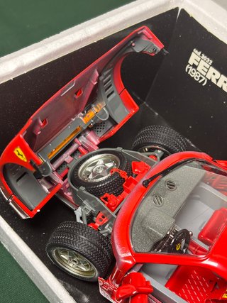 Bburago Ferrari F40 (1987) 1:18 Die-cast metal ros
