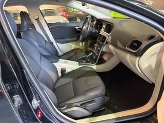 Volvo V40 Cross Country Volvo V40 Cross Country 2.0 D2 Momentum Auto
