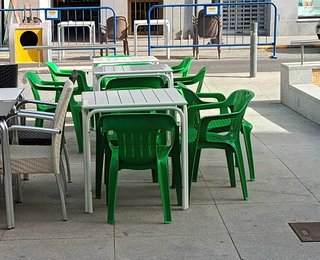 Mesa y 2 Sillas Verdes