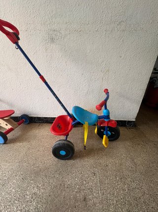Triciclo infantil con manillar