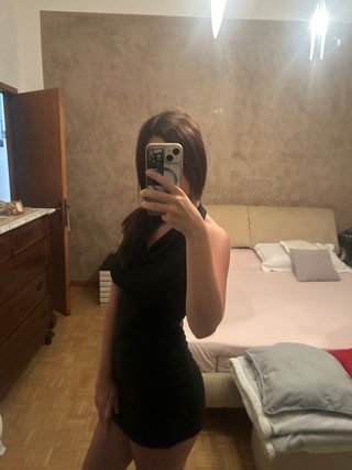 Vestito nero corto con scollatura sulla schiena