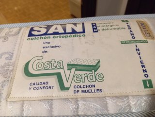 Se regala colchón, base y mesita de noche