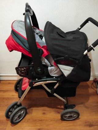Carro de bebé gris y rojo