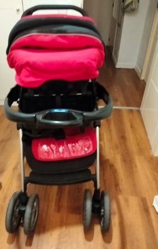 Carro de bebé gris y rojo