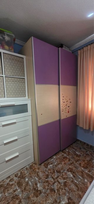Armario puertas correderas beige y morado