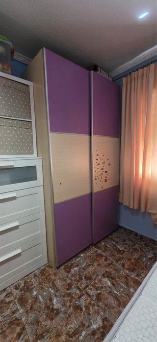 Armario puertas correderas beige y morado
