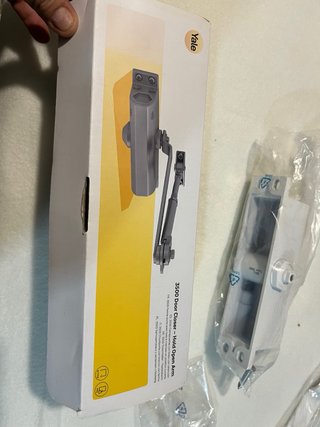 Cierrapuertas Yale 3500 con brazo de retención