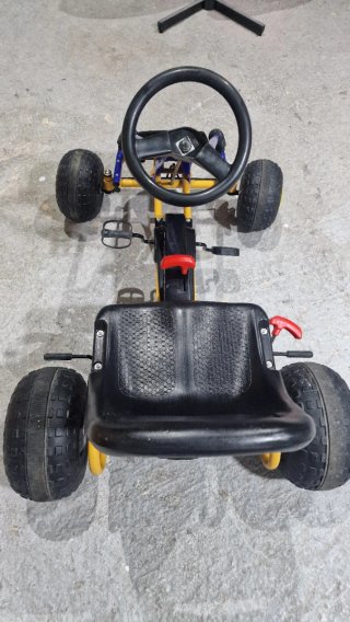 Coche de pedales para niños