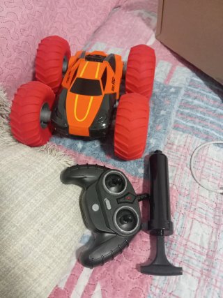 Coche teledirigido naranja y negro