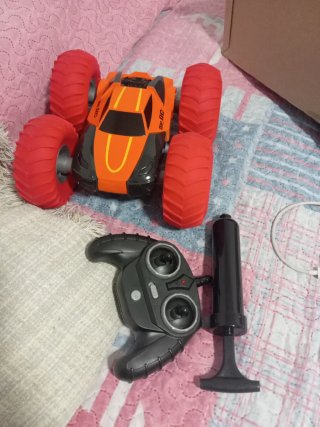 Coche teledirigido naranja y negro