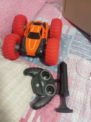 Coche teledirigido naranja y negro