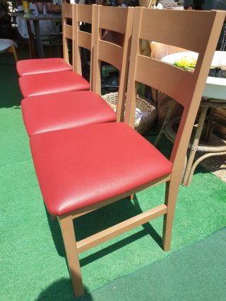 Sillas de madera con asiento rojo
