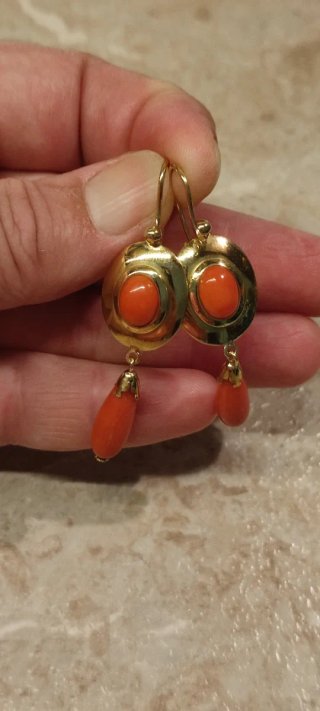 Orecchini in oro 18 KT e corallo naturale