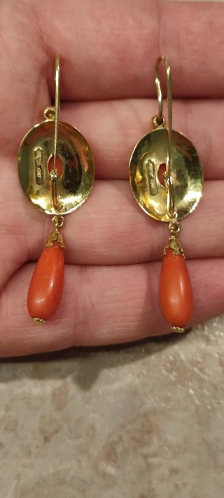 Orecchini in oro 18 KT e corallo naturale