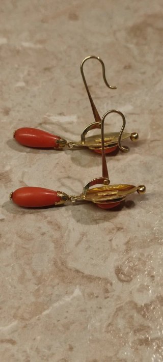 Orecchini in oro 18 KT e corallo naturale
