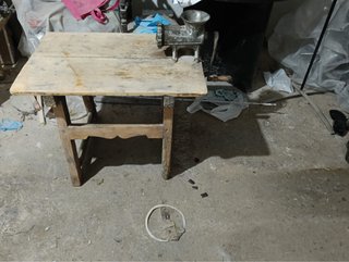 Mesa y máquina para hacer chorizos