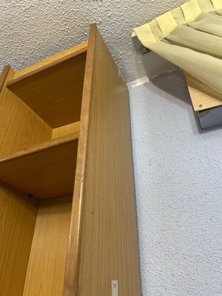 Estantería alta de madera