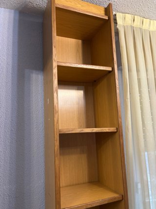 Estantería alta de madera