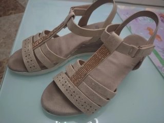 Sandalias Beige y Doradas Talla 37