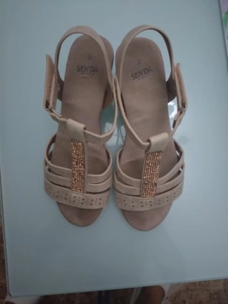 Sandalias Beige y Doradas Talla 37