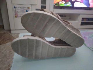 Sandalias Beige y Doradas Talla 37