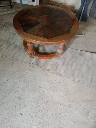 Mesa redonda de madera y pizarra
