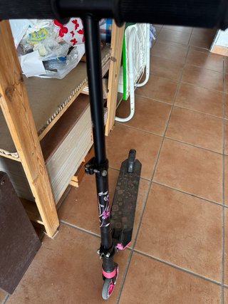 Patinete infantil con ruedas rosas