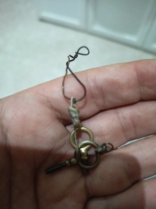 Antico set di chiavi per orologio da tasca con spilla a occhiello