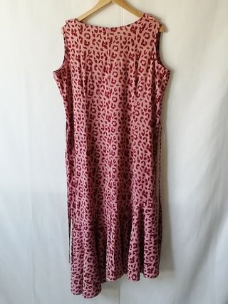 Vestido de ruedo irregular rosa y bordó T. L