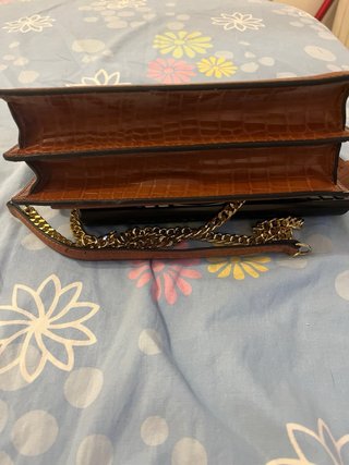 Borsa effetto coccodrillo marrone con catena oro
