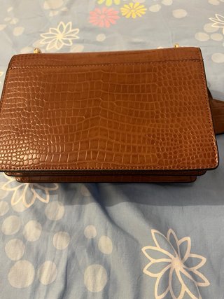 Borsa effetto coccodrillo marrone con catena oro