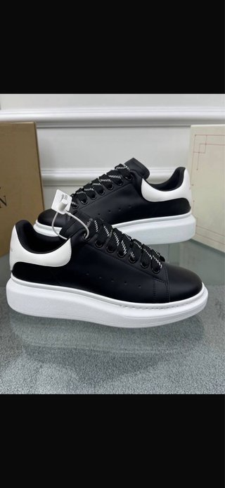 Alexander McQueen Scarpe nere e bianche