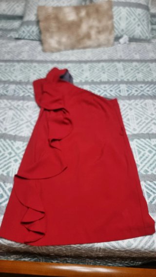 Vestido de fiesta rojo con volantes