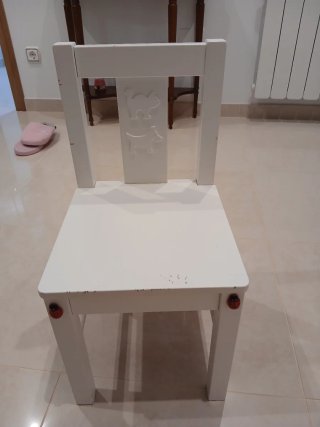 Silla y mesa infantil blanca