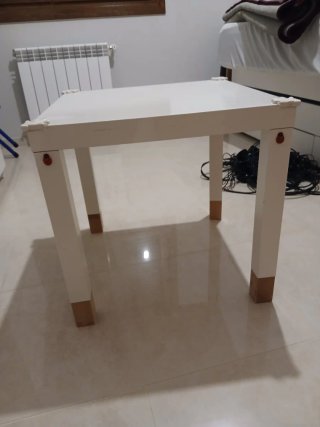 Silla y mesa infantil blanca