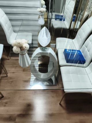 Mesa de cristal y metal dorada de lujo