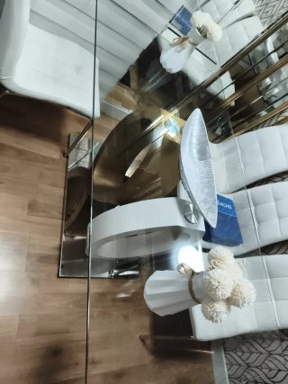 Mesa de cristal y metal dorada de lujo