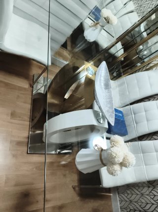 Mesa de cristal y metal dorada de lujo