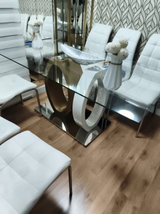 Mesa de cristal y metal dorada de lujo