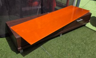 Muebles de salón con tapa naranja