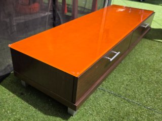 Muebles de salón con tapa naranja
