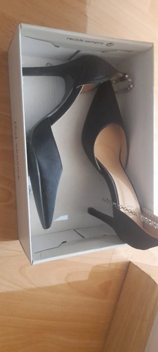 Zapatos de tacón negros con cadena