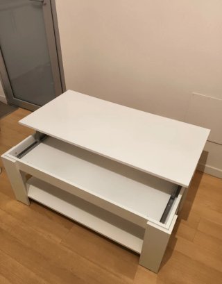 Mesa de centro elevable.