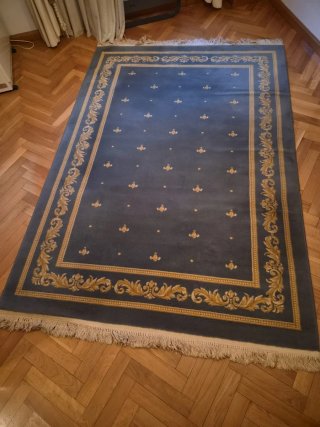Alfombra de lana azul y dorada